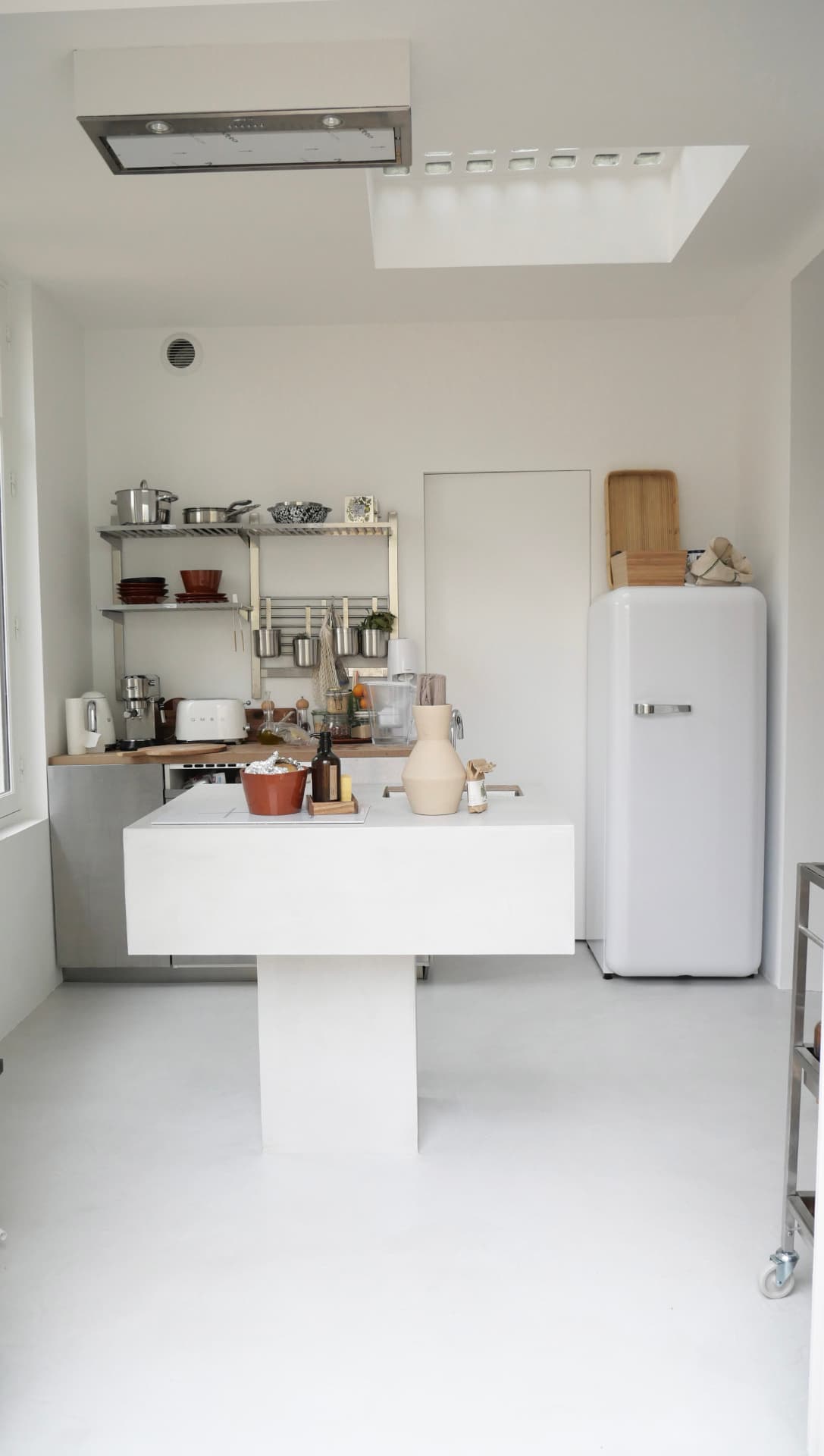 Cuisine ouverte blanche entièrement rénovée avec îlot central