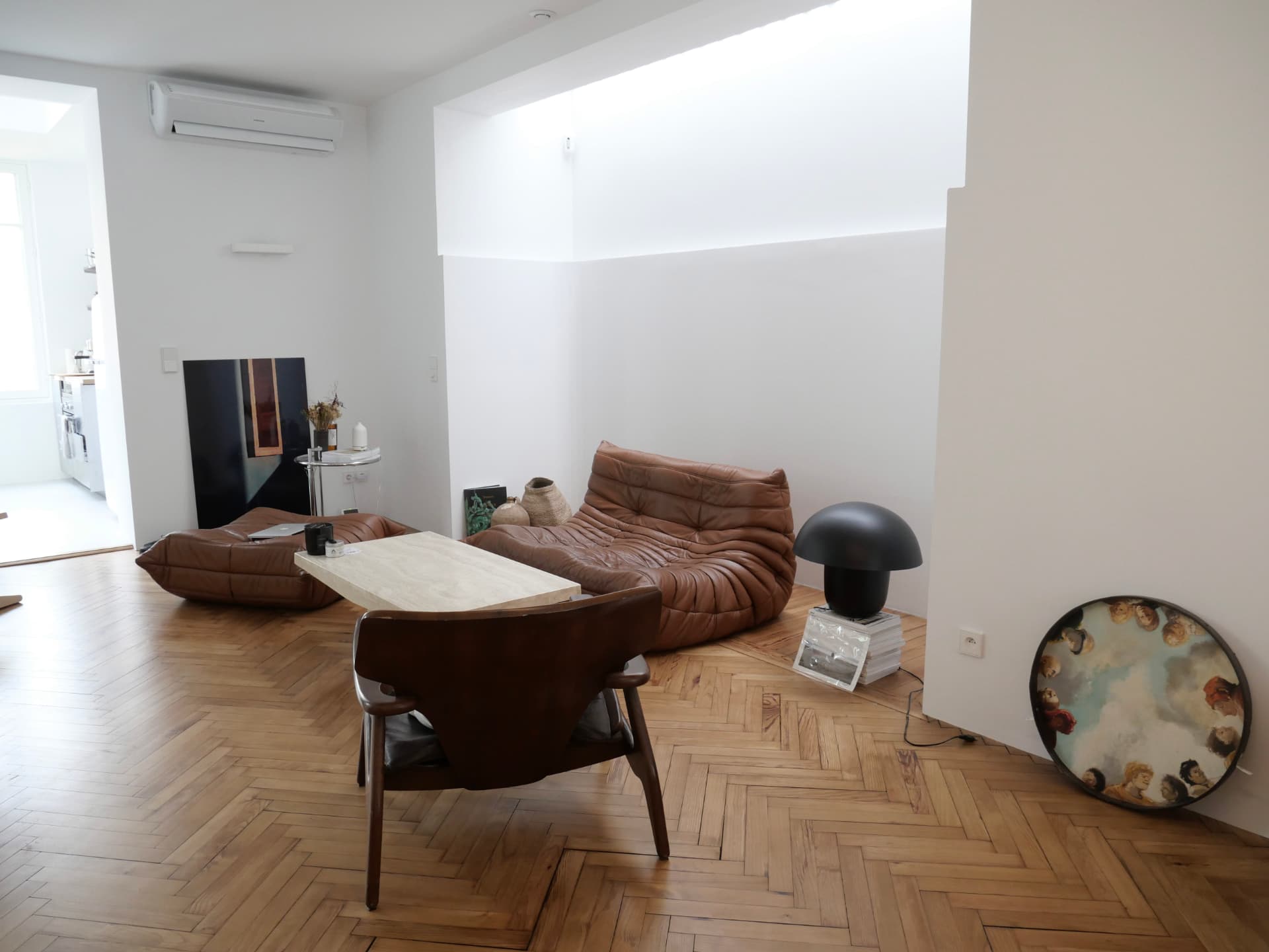 Salon lumineux rénové avec parquet ancien en point de Hongrie